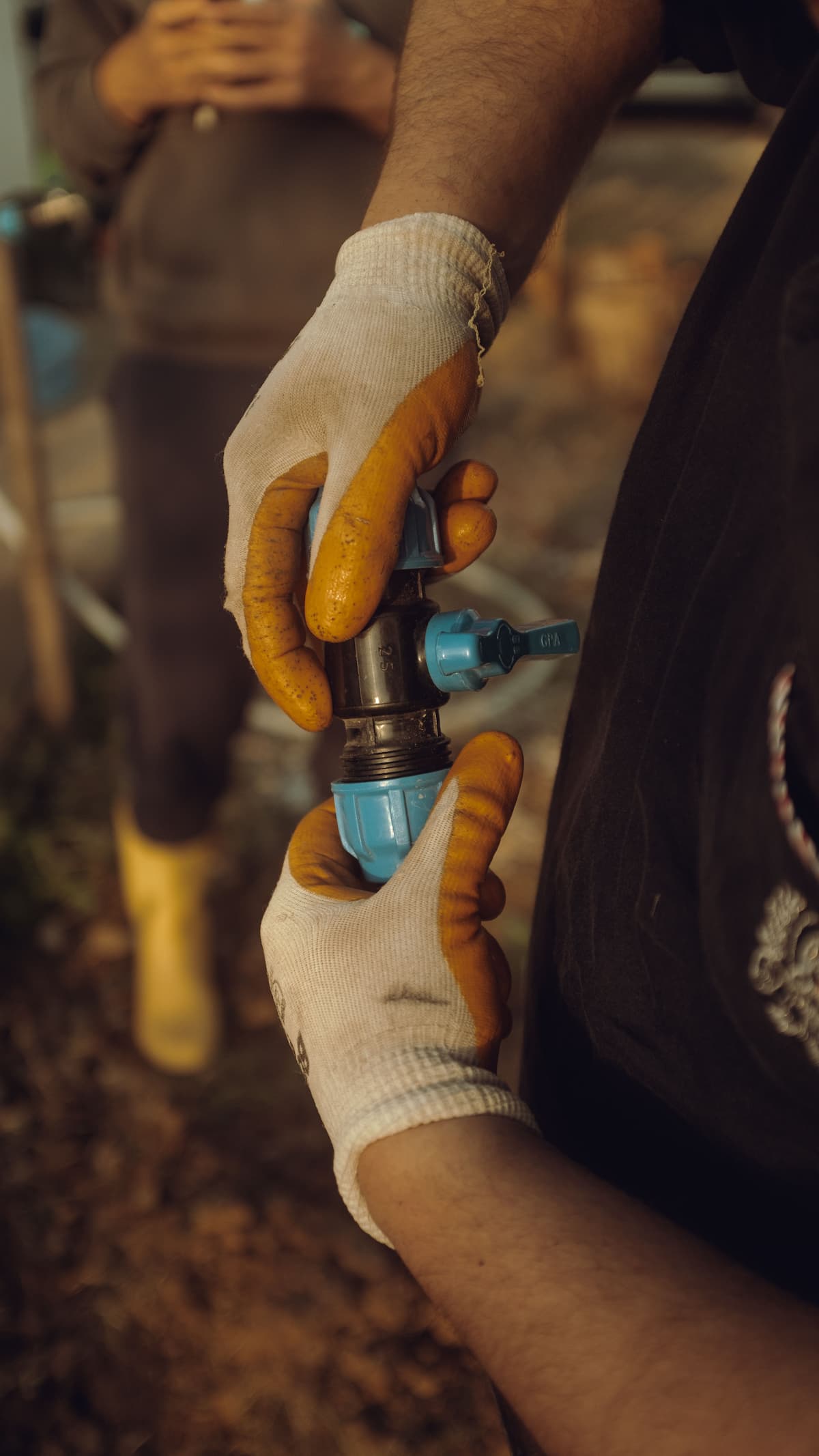Técnico de Tico Plumbers en un trabajo terminado